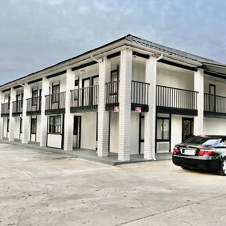 Economy Inn And Suites Талса Екстер'єр фото