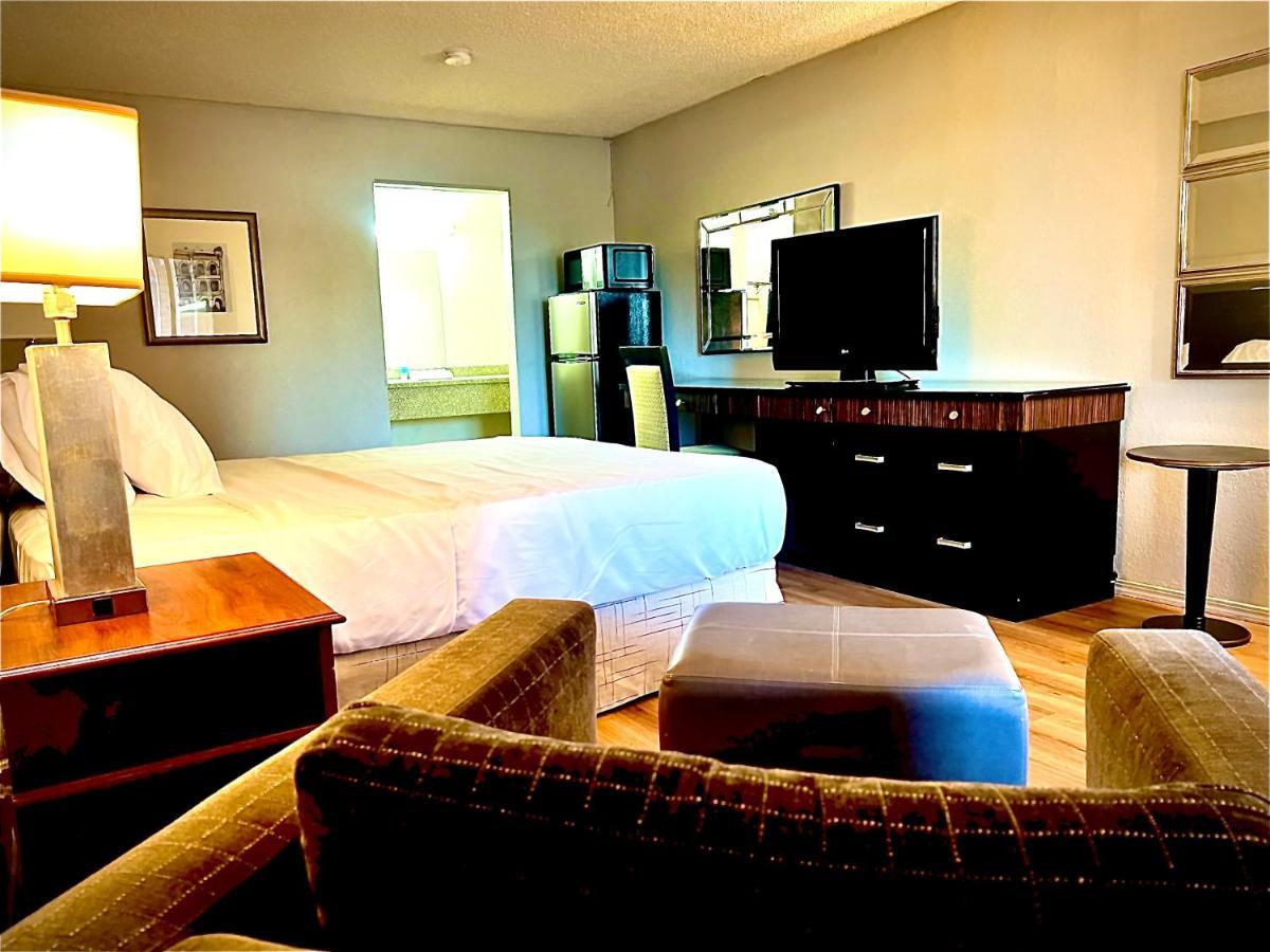 Economy Inn And Suites Талса Екстер'єр фото