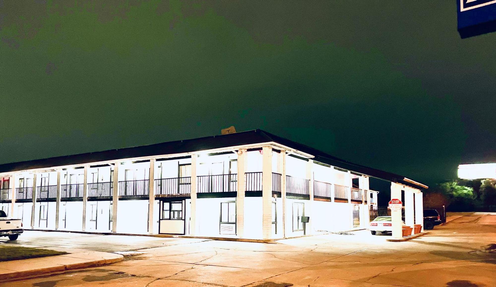 Economy Inn And Suites Талса Екстер'єр фото