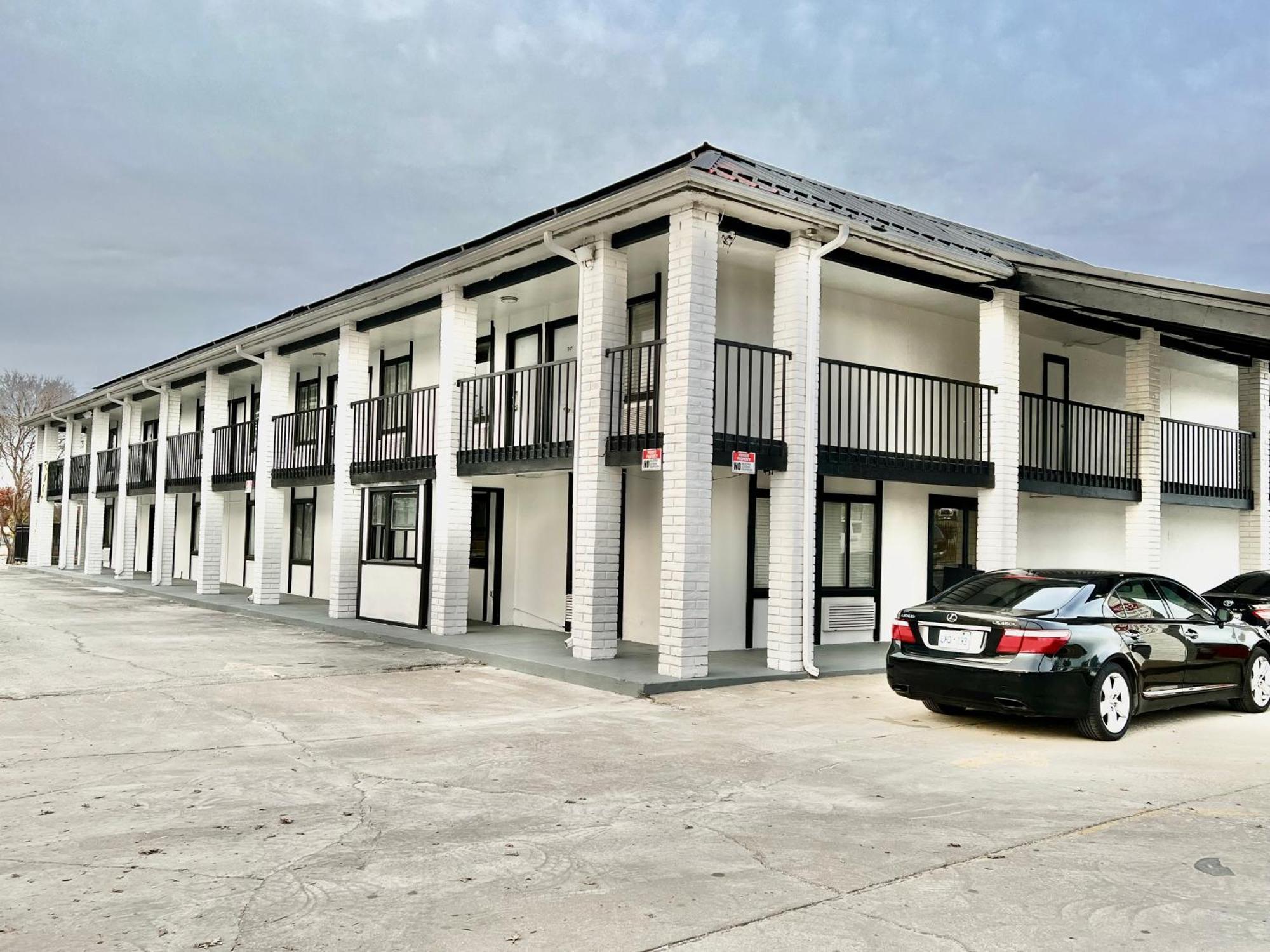 Economy Inn And Suites Талса Екстер'єр фото
